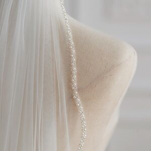 NWT Elegant Bridal Veil with Pearl Trim and Scalloped Edge